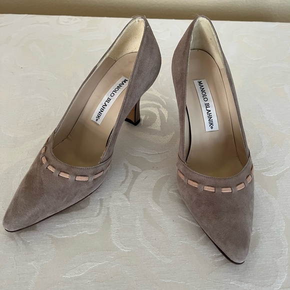 Manolo Blahnik Taupe Suede heels with very pale peach accent. - Picture 1 of 6